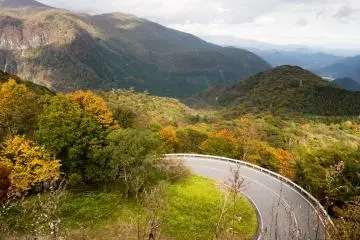 Irohazaka, sebuah jalan dari pusat Nikko menuju Danau Chuzenji; Anda bisa melaluinya dengan bus atau mobil