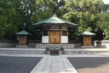 <p>Mausoleum housing Nichiren's ashes</p>