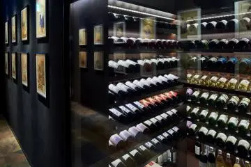 A wide selection of whisky, wine, and champagne, as well as sake from outstanding brewers all over Japan.  (Photo: Suigian)