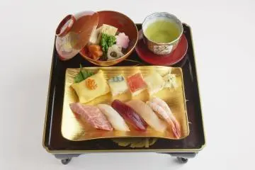 Gorgeously plated sushi, carefully selected according to the eco-friendly recommendations of the Blue Seafood Guide. (Photo: Suigian)