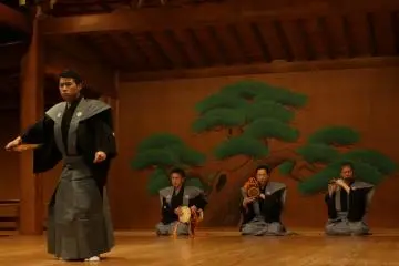 A simply staged Noh play. (Photo: Suigian)