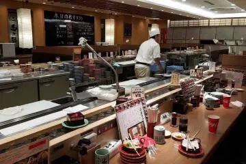 ทางร้านมีบริการชาเขียวให้ฟรีทุกโต๊ะ