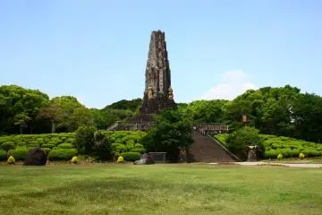 <p>อนุสาวรีย์แห่งนี้ถูกสร้างขึ้นในปี 1940 และตอนนี้เป็นหัวใจของสวนเฮวาได อยู่ใกล้กับเกสต์เฮาส์</p>