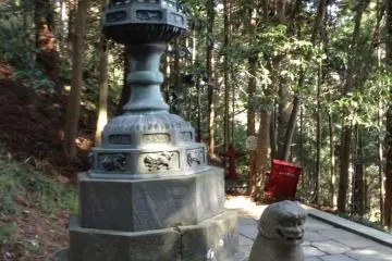 Take a breather while climbing the stairs and enjoy some of the detailed laterns that flank the path.