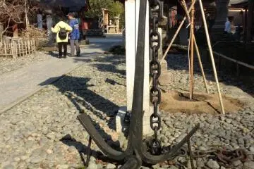 Yes, there are anchors at this shrine. After all one of its main deities protect fishermen and sailors.