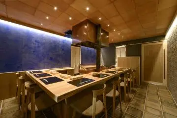 Japanese-style interior provides counter seating in full of Miyashiro-san working his magic