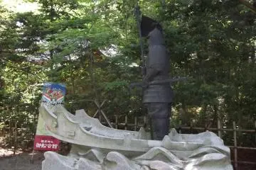 La estatua de un marinero