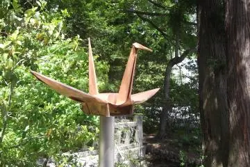 Una grulla de origami de metal