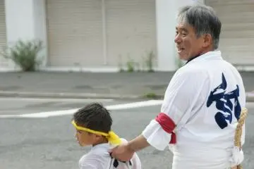 Un grand-père et son petit-fils