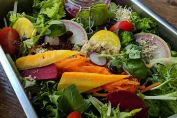 "Energy Salad" dengan warna cerah - lengkap dengan saus merah muda!