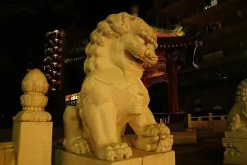<p>สิงโตที่คอยคุ้มครองย่านไชน่าทาวน์</p>