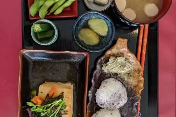 Le plateau vegan japonais, complet avec son steak de tofu savoureux