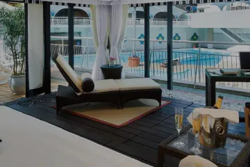 Berjemur di kolam renang