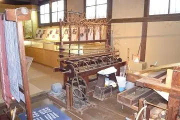 <p>Textile demonstration</p>