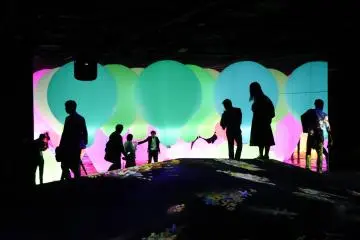 Experience three-dimensional light bouldering