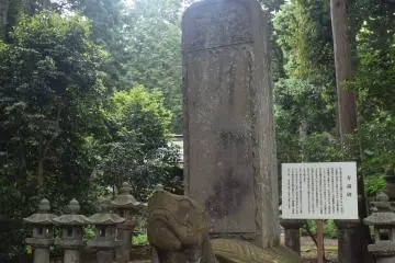 The temple is known for the large tortoise statue that featured in the works of the writer Lafcadio Hearn