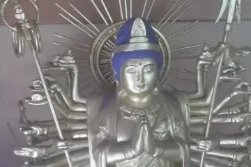 Una de las pequeñas estatuillas de los armarios