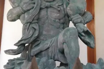 Uno de los demonios guardianes a la entrada