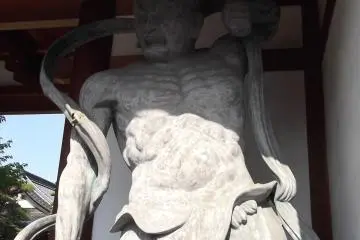 Para entrar, deberéis pasar frente a él