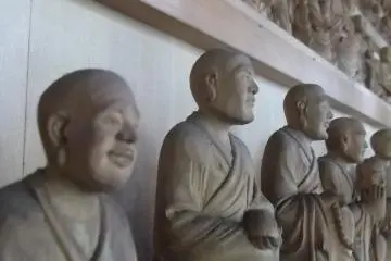 Algunas de las hileras de estatuas talladas