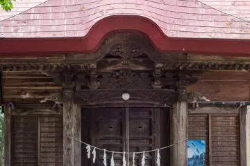 Bagian depan kuil di mana pengunjung membuat permohonan