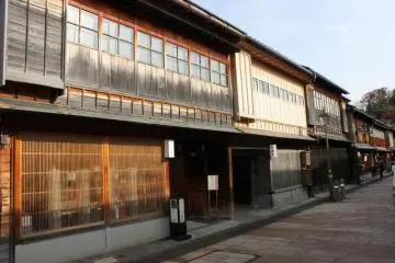집들의 디테일이 보이는 히가시 오차야의 중앙 도로
