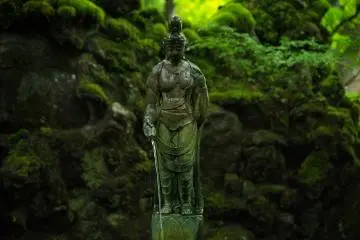 Along the paths you can find very life-like sculptures.