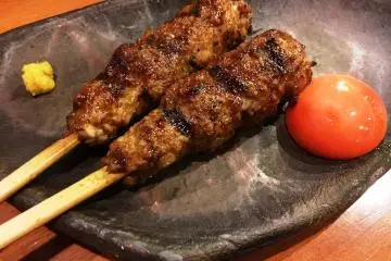 고기는 백번 이상 반죽하여 훌륭한 질감을 완성하였다.