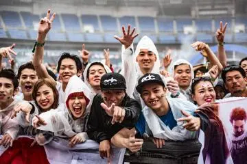 Headliners front row at kinetic GAIA
