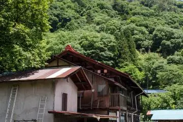 Gunung Iwabitsu yang menjulang di belakangnya