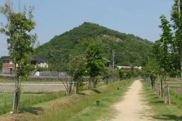 Mt. Mii in May. It looks like a mountain from this angle.