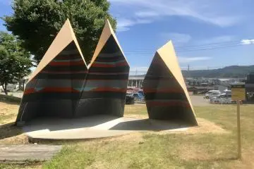 There are even artworks outside (Photo: Kim B)