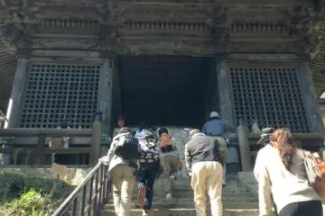 At this point the average hiker begins to get tired. Take a short rest at Niomon Gate.