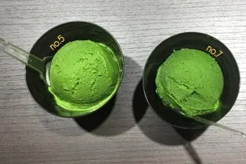 ไอศรีมชาเขียวเข้มข้นระดับ 5 เเละ ระดับ 7 ในรูปเเบบถ้วย