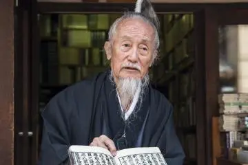 Okada menunjukkan kepada anggota tur buku berusia seratus tahun dari toko buku kecil