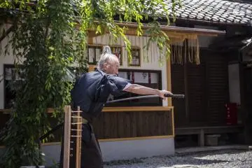 Okada menunjukkan keahliannya menggunakan katana