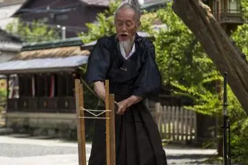 Okada menunjukkan kemampuannya hanya dengan mengiris tiga dari empat balok kayu