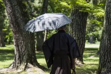 Okada memimpin rombongan wisatawan menuju Istana Kekaisaran Kyoto di musim panas