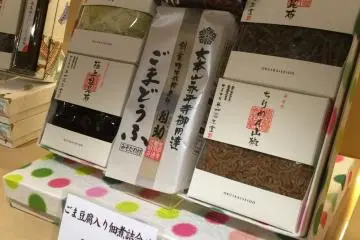 Set-set bingkisan hadiah kombu yang dikemas cantik