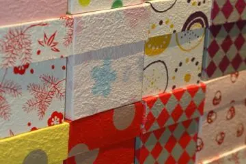 Kotak-kotak hadiah yang dilapisi kertas washi menjadi pajangan yang menarik.
