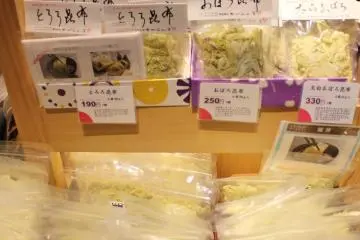 Berbagai jenis produk-produk kombu.