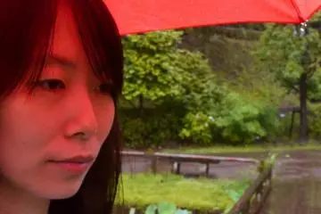 Một chiếc dù đỏ
