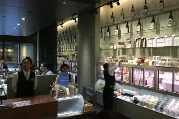 At the sake bar, lunch sets and drink sets are available.