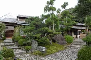 <p>Au niveau de l'entr&eacute;e, pr&egrave;s des chambres de style japonais</p>