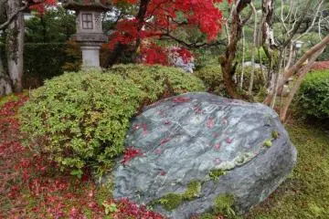 <p>En automne, les couleurs et les rochers sont magnifiques sous la pluie</p>