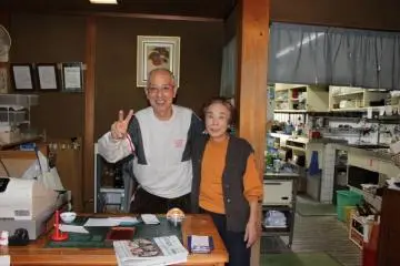 <p>Voici le couple qui vous accueillera et s&rsquo;occupera de vous pendant votre s&eacute;jour. En plus d&rsquo;&ecirc;tre adorables, ils sont extr&ecirc;mement serviables et toujours de bonne humeur.</p>