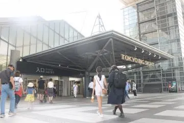 6 월 10 일 화요일 토요일 아침에 도쿄 빅 사이트 (Tokyo Big Sight)로 향하는 아이들과 부모님들