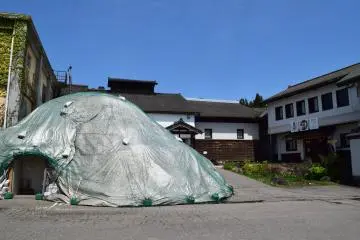 A snow storehouse is used here to allow the sake to mature in optimal conditions