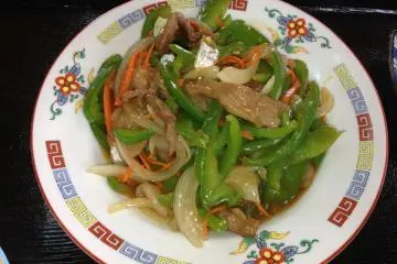 <p>Green peppers, onions and beef with soup and rice for 500 yen</p>