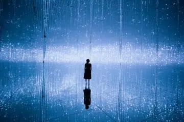 Photo: <a href="https://planets.teamlab.art/tokyo/pt/ew/infinite_crystaluniverse/" target="_blank" rel="noreferrer noopener nofollow">TeamLab</a>